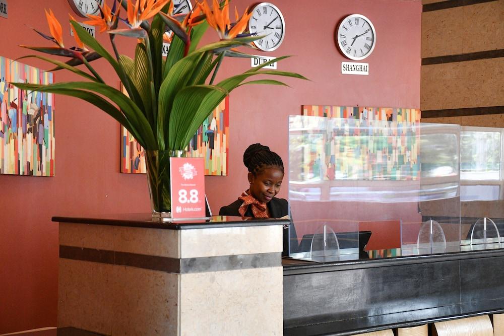 The Boma Nairobi Hotel Exterior foto A hotel receptionist in Kenya